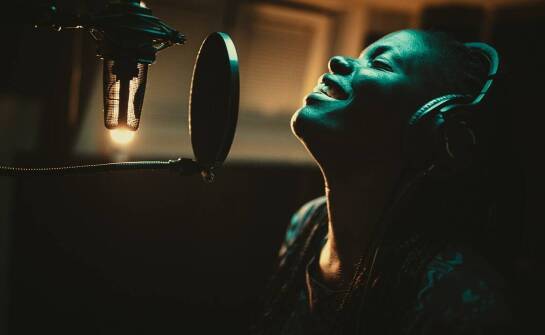 Wie ki stimmen Ihre Telefonansagen bereichern können