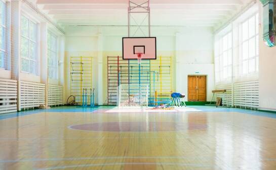 Kluczowe aspekty bezpieczeństwa przy wyborze sportowego sprzętu do szkół