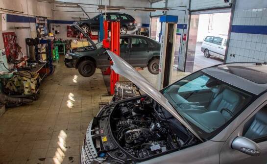 Jakie akcesoria BHP zapewniają bezpieczeństwo pracy w warsztacie?