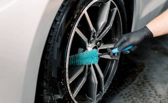 Jak wydłużyć żywotność kół dzięki szczotce Vikan do felg?