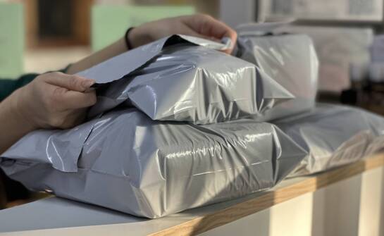 Zastosowanie foliowych kopert w logistycznej obsłudze zamówień