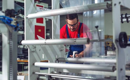 Porównanie maszynowej i ręcznej folii stretch: zalety i wady