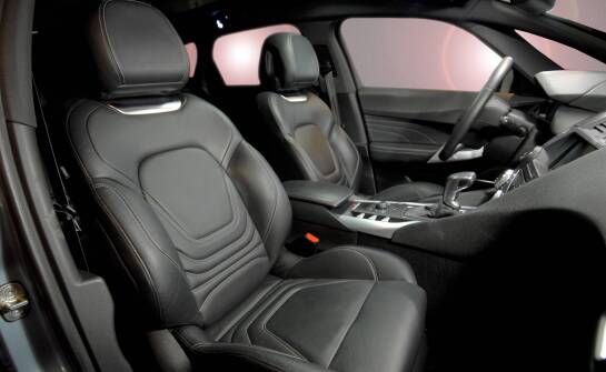 Klasyczne samochodowe pokrowce a ochrona tapicerki przed uszkodzeniami