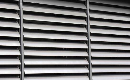 Jakie korzyści niosą ze sobą zewnętrzne rolety od lokalnego producenta?