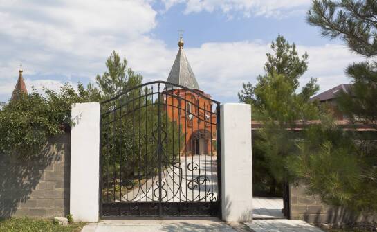 Estetyczne i praktyczne aspekty wyboru palisadowych bram do przestrzeni komercyjnych