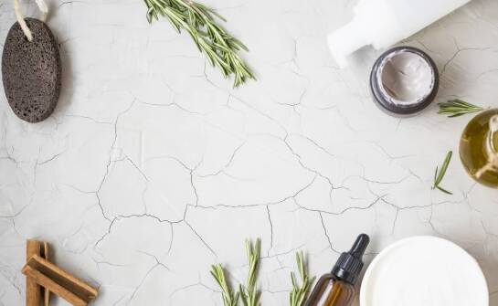 Zestaw kosmetyków do pielęgnacji twarzy - jak wybrać produkty dla skóry dojrzałej?