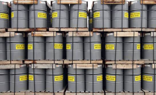 Stalowe wanny wychwytowe w transporcie niebezpiecznych materiałów – zastosowanie i zalety