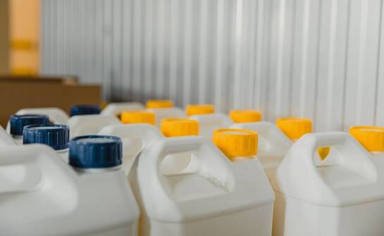 Jak elastyczne wychwytowe wanny wspierają zarządzanie odpadami chemicznymi?