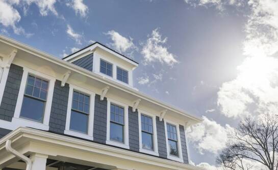 Rola zewnętrznej obróbki okna w kontekście ochrony przed wodą i wiatrem