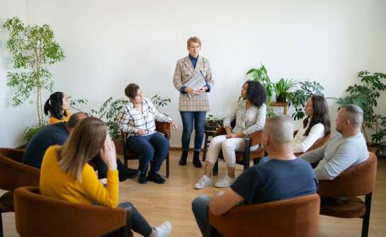 Jak seksuolog wspiera osoby z trudnościami w akceptacji seksualnej orientacji?