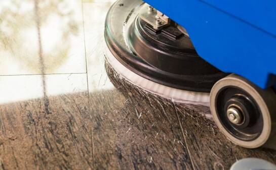 Jakie są główne zalety wynajmu szorowarki w porównaniu do zakupu?