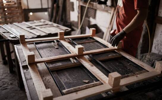 Producent drewnianych okien: jak dostosowuje ofertę do wymagań konserwatorskich?