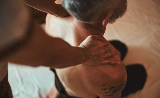 Jakie techniki są stosowane w masażu leczniczym dla poprawy elastyczności mięśni?