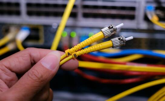 Jakie są najważniejsze etapy montażu komputerowych sieci?