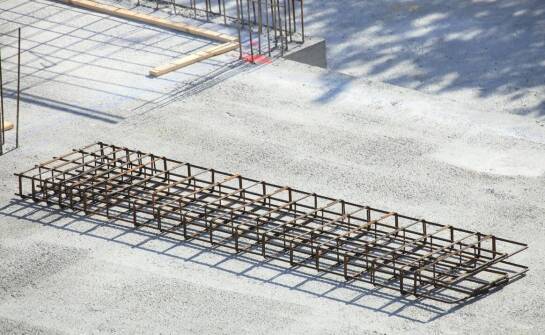 Jak techniczne specyfikacje wpływają na jakość budowlanych materiałów?