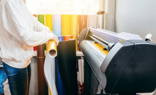 Jak zoptymalizować koszty dzięki samoprzylepnym drukarkom etykiet?
