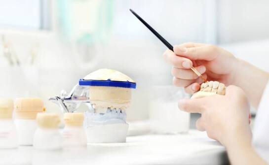 Jak wygląda proces naprawy zębowych protez?
