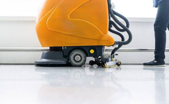 Wynajem czyszczących urządzeń – kiedy się opłaca?