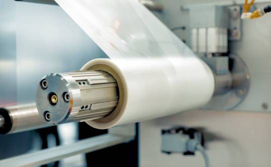 Nowoczesne technologie klejenia z użyciem produktów w przemyśle.