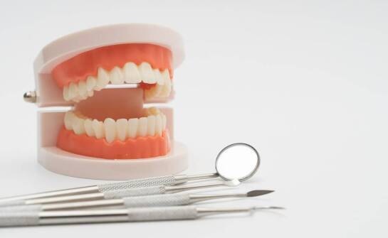 Kiedy i dlaczego warto zdecydować się na zębowe protezy?