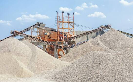 Zastosowanie zsypów do gruzu na placu budowy – jak to działa?