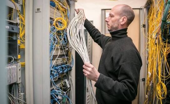 Wybór odpowiednich rozwiązań przy montażu komputerowych sieci