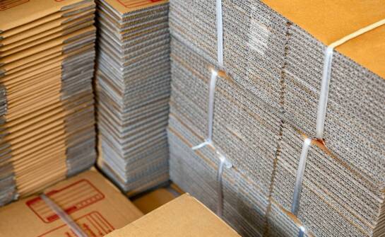 Klapowe kartony a wymagania prawne dotyczące opakowań