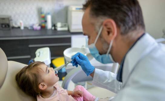 Jakie korzyści niesie zaawansowana dziecięca stomatologia?