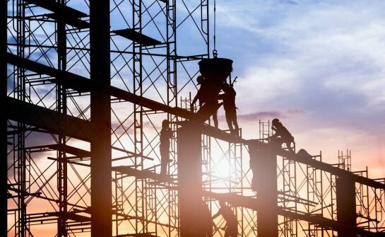 Wynajem rusztowań: jakie są możliwości dostosowania do trudnych warunków w terenie?