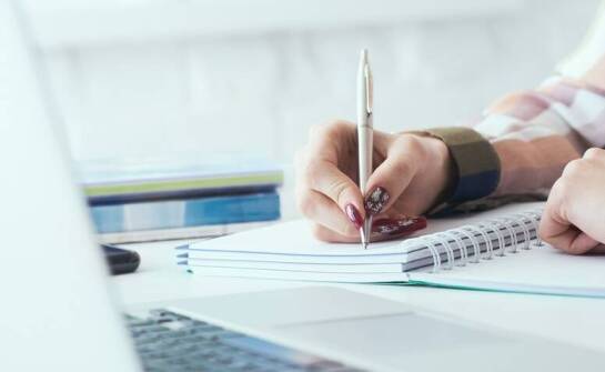 Jak skutecznie korzystać z nagrań wideo podczas nauki chemii?