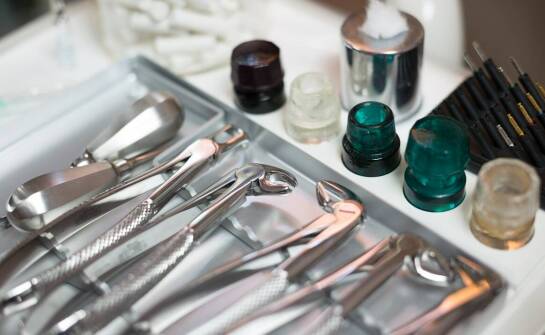 Jakie materiały są używane w procesie naprawy zębowych protez?