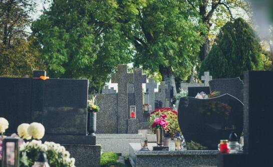 Wpływ ramek na nagrobkowe zdjęcia na atmosferę i odbiór miejsca spoczynku