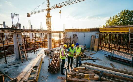 Wpływ wynajmu dźwigów na optymalizację prac budowlanych w Warszawie