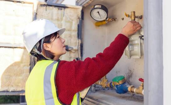 Jakie są wyzwania i rozwiązania w zakresie zarządzania jakością w rozlewni gazu?