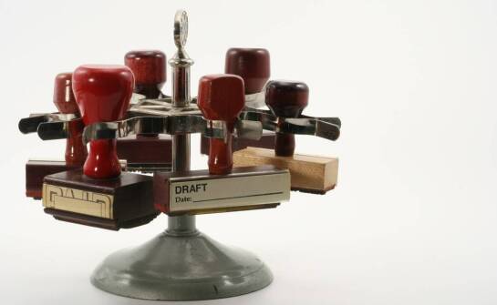 Jakie materiały najlepiej sprawdzają się w produkcji pieczątek?