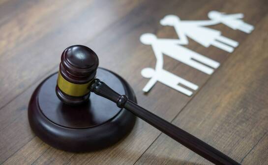 Jakie są etapy postępowania w sprawie przyznania opieki nad dzieckiem?