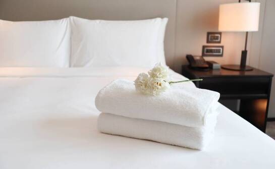 Jak producenci pościeli wpływają na komfort hotelowych gości?