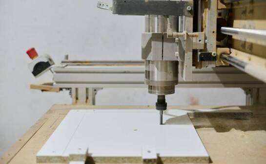 Rola CNC wycinania drewna w produkcji dźwigarów do hal