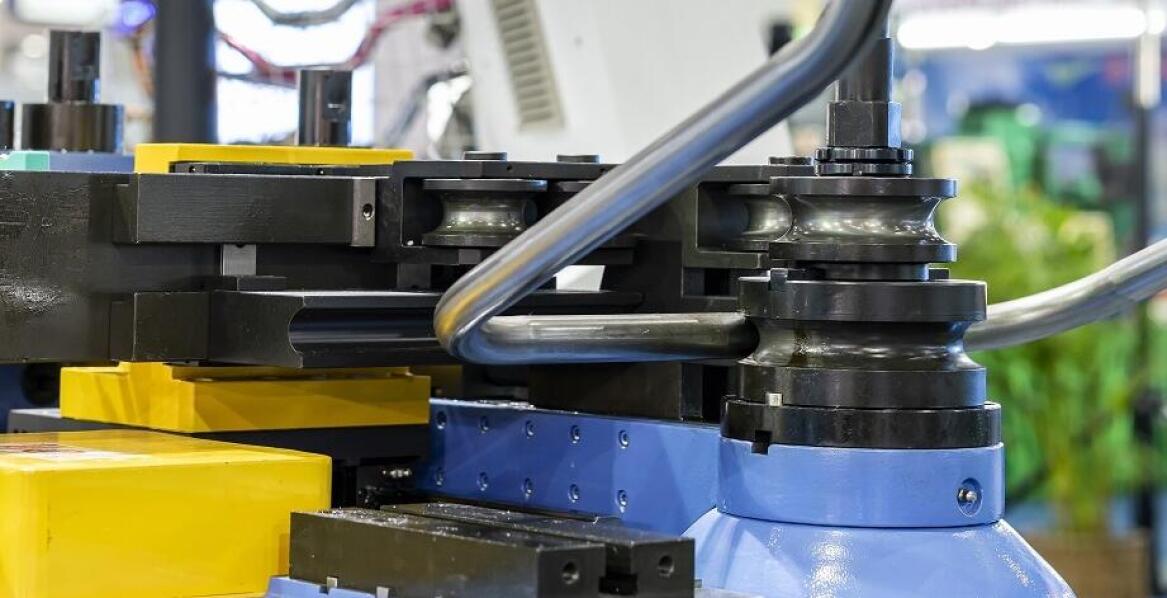 Nowoczesne urządzenia CNC w gięciu drutu – przyszłość obróbki metali