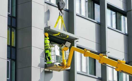 Wpływ wysokościowych prac na estetykę i trwałość elewacji