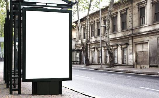 Jak bezpiecznie eksponować ważne ogłoszenia na zewnątrz?