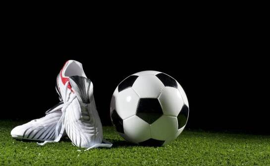 Kompletny przewodnik dla początkujących po butach piłkarskich na mokrą trawę