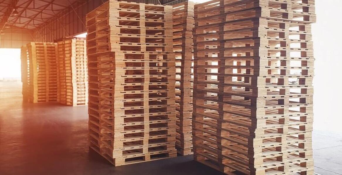 Proces produkcji drewnianych palet przemysłowych krok po kroku