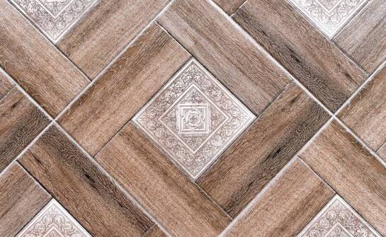 Jakie wzory drewnopodobnych płytek będą modne w nadchodzącym sezonie?