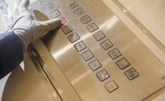 Osobowe dźwigi a potrzeby osób niepełnosprawnych – jakie rozwiązania są dostępne?