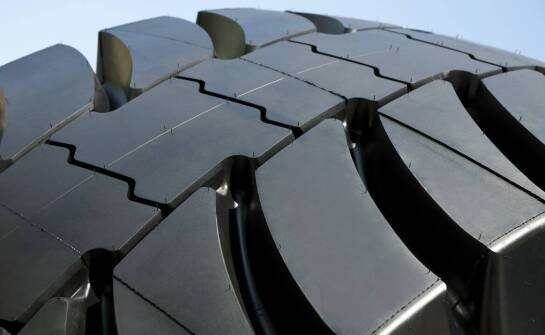 Jak opony 23.5R25 poprawiają przyczepność na śliskich nawierzchniach?