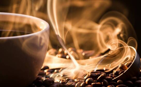 Czym różni się smakowa kawa od tradycyjnej czarnej kawy?