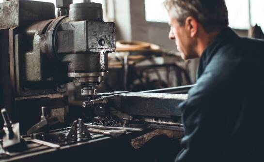 Jak obróbka CNC wspiera produkcję komponentów do pojazdów szynowych?