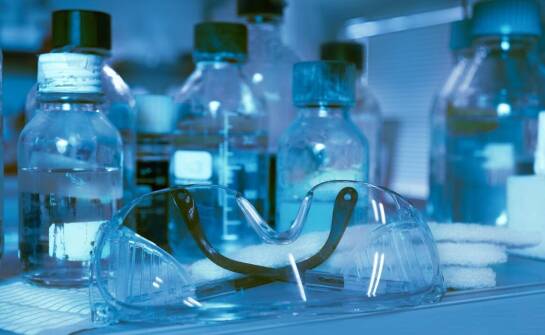 Przeciwpyłowe gogle a praca w wysokich temperaturach – jakie rozwiązania oferuje rynek?