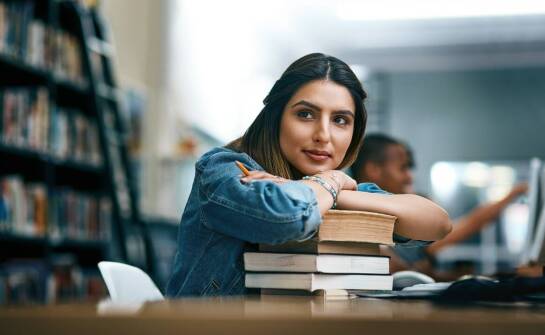 W jaki sposób kursy i książki pomagają w przygotowaniu do egzaminu na certyfikat?